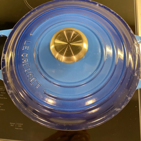 Le Creuset Signature Round Wide Oven Pot - Picture 2 of 8